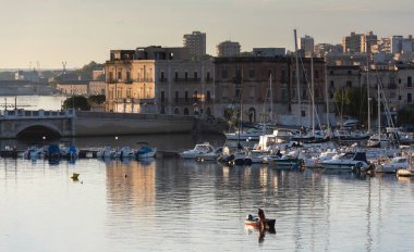 Deniz limanı. Şafakta gemiler ve botlar. Deniz kasabası. Taranto