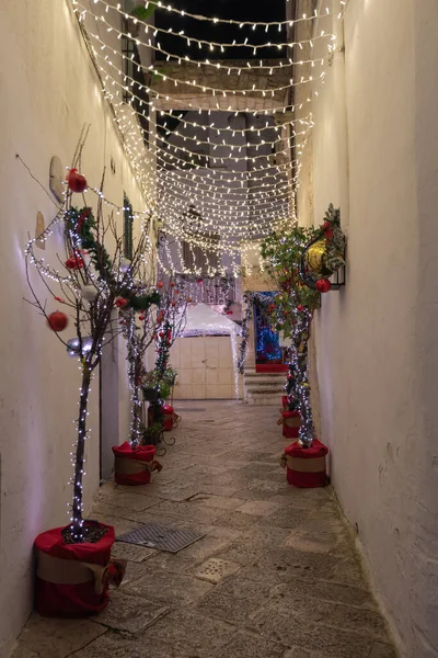 Avrupa 'da Noel atmosferi. Puglia, İtalya 'daki küçük Locorotondo kasabası.