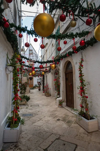 İtalya 'nın Puglia şehrindeki küçük Locorotondo kasabasında Noel atmosferi