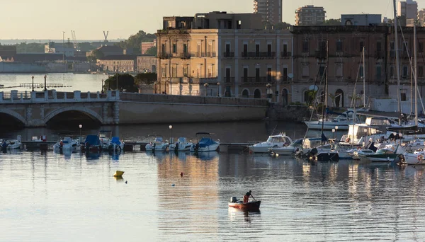 Deniz limanı. Şafakta gemiler ve botlar. Deniz kasabası. Taranto