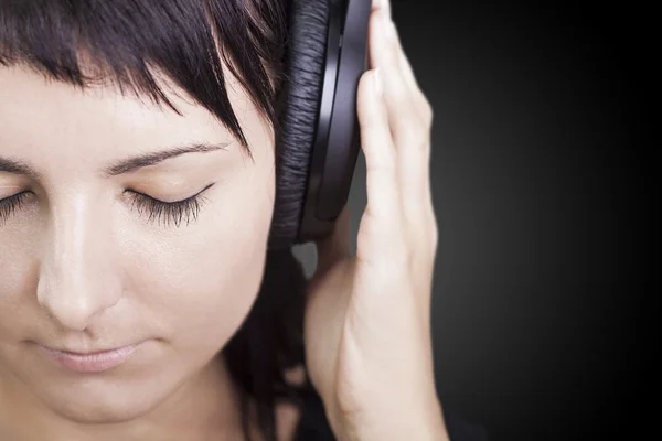 Buena música. Mujer disfrutando de música . — Foto de Stock