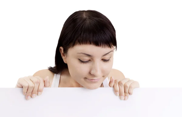 白い空白サイン看板を示す笑みを浮かべて女性 — ストック写真