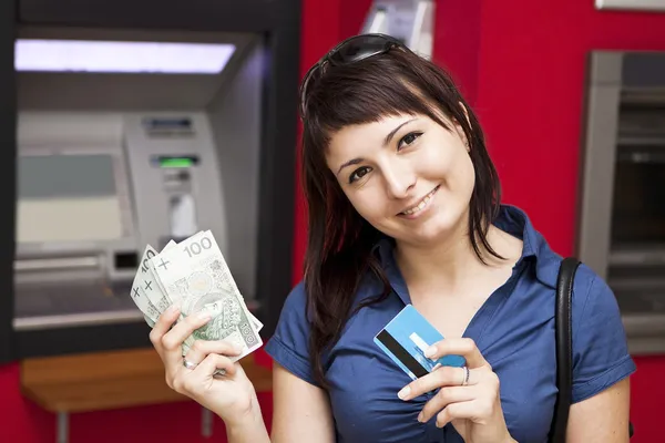 Mujer retirando dinero de la tarjeta de crédito en el cajero automático —  Fotos de Stock