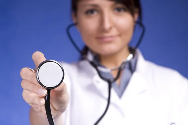 Doctora sosteniendo estetoscopio. Enfermera. —  Fotos de Stock