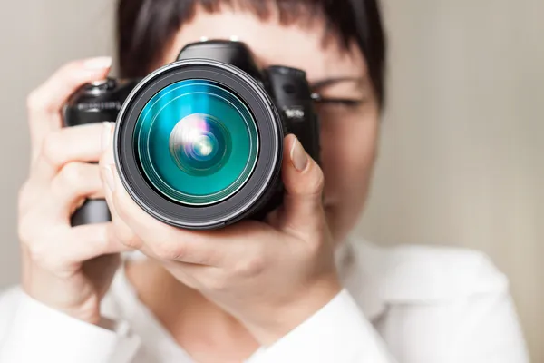 Vrouw fotograaf met camera — Stockfoto