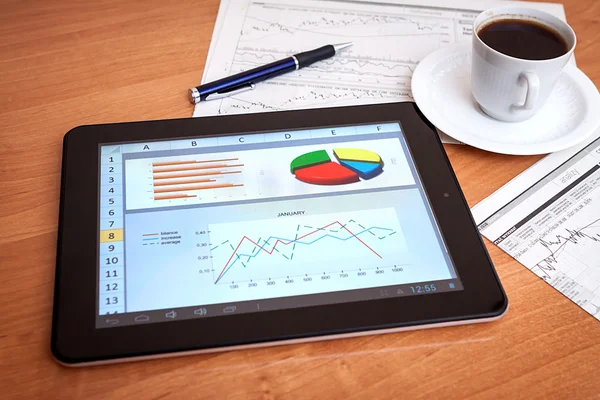 Mesa com tablet digital. Investigação de Marketing . — Fotografia de Stock