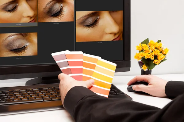 Designer at work. Color samples. — Stock Photo, Image