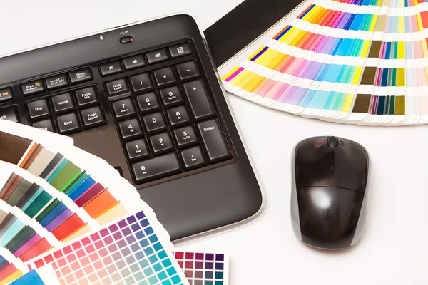 Color swatches and computer keyboard, mouse — Stock Photo, Image