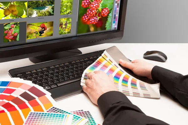 Designer at work. Color samples. — Stock Photo, Image