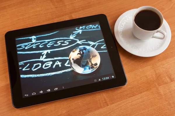 Globaler Erfolg auf dem digitalen Tablet. — Stockfoto