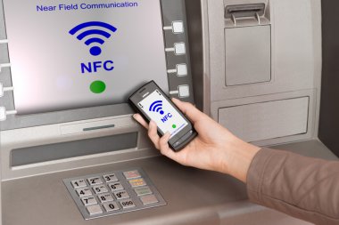 cep telefonu bir nfc terminal ile atm para çekme