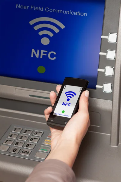 Prelevare denaro bancomat con il telefono cellulare un terminale NFC — Foto Stock