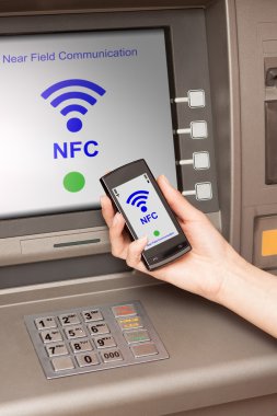 cep telefonu bir nfc terminal ile atm para çekme