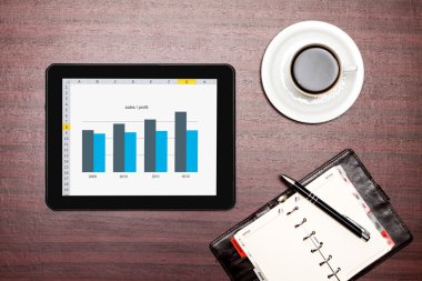grafik ve diyagram gösteren dijital tablet