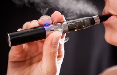 elektronik sigara ile kadın
