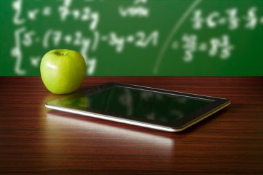 Dijital tablet ve elma