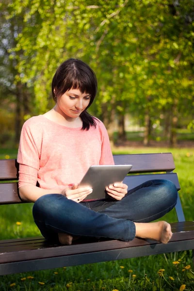 Mulher usando tablet ao ar livre — Fotografia de Stock