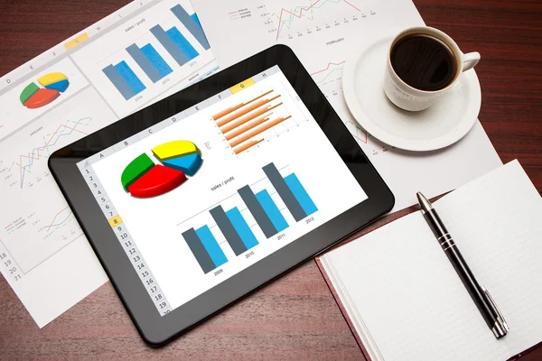 Tableta digital que muestra gráficos y diagrama —  Fotos de Stock