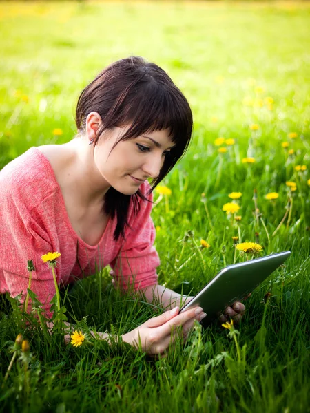 Vrouw met behulp van Tablet PC buiten — Stockfoto