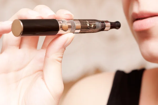 Frau raucht mit elektronischer Zigarette — Stockfoto