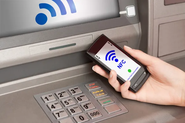 Withdrawing money atm with mobile phone a NFC terminal — Stock Photo, Image