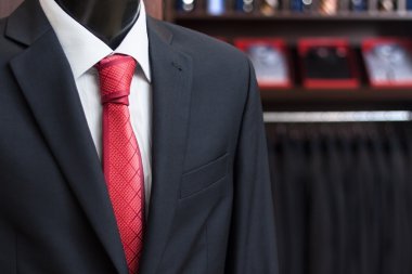 erkek takım elbise manken üzerinde