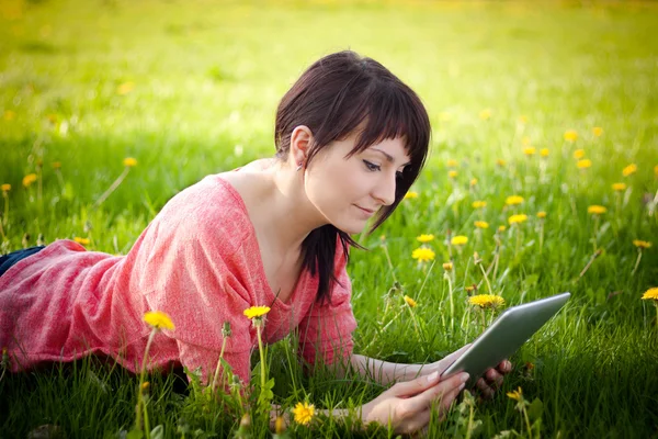 Vrouw met behulp van Tablet PC buiten — Stockfoto