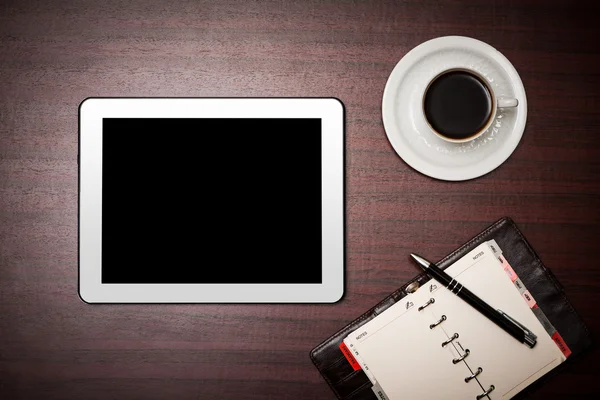 Tableta vacía y una taza de café en la oficina —  Fotos de Stock