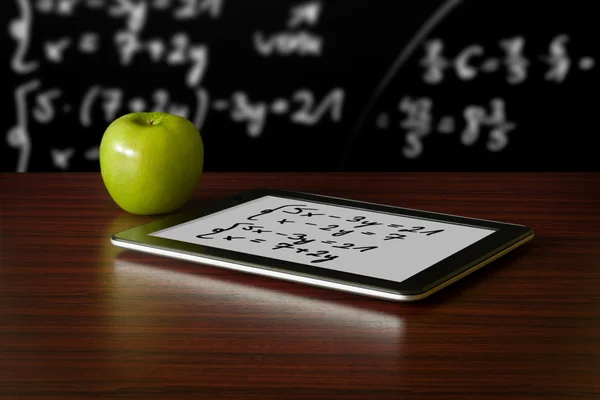 Tableta digital y manzana — Foto de Stock