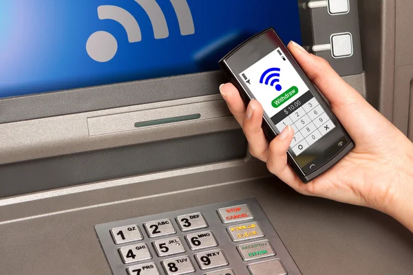 Retirando dinheiro ATM com telefone celular (NFC perto de campo communic — Fotografia de Stock