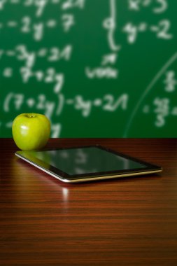 Dijital tablet ve elma