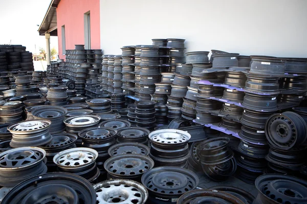 Abandoned car rims field — Stock Photo, Image