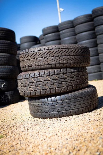 Stack med nya däck — Stockfoto