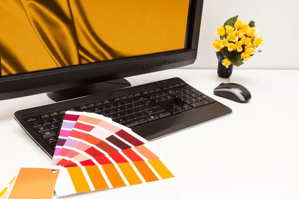 Návrhář v práci. vzorky barev. — Stock fotografie
