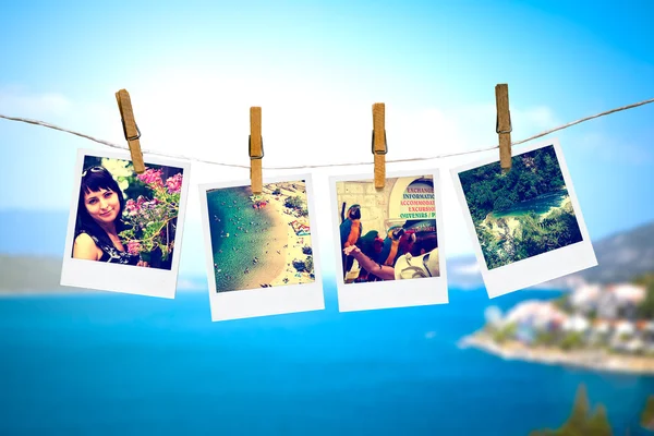 Fotos de vacaciones colgando en el tendedero con el mar — Foto de Stock