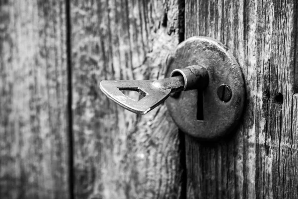 Chave velha em uma fechadura de porta enferrujada — Fotografia de Stock