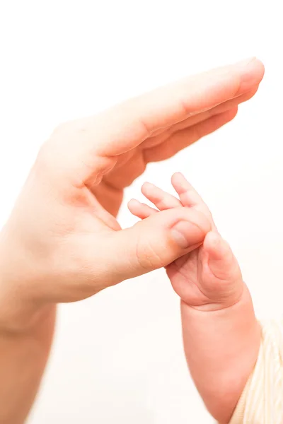Mano de bebé sosteniendo suavemente el dedo de adulto — Foto de Stock