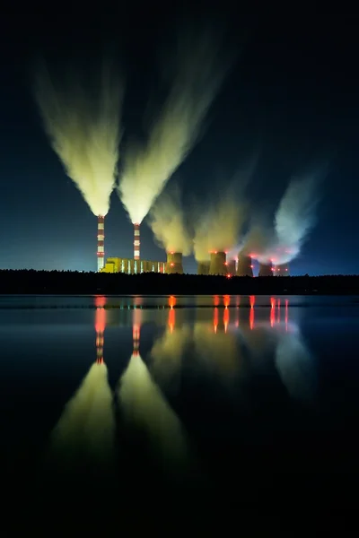 Elektriciteitscentrale 's nachts. — Stockfoto