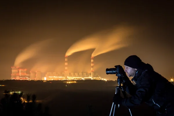 Fotografování elektrárna v noci. — Stock fotografie