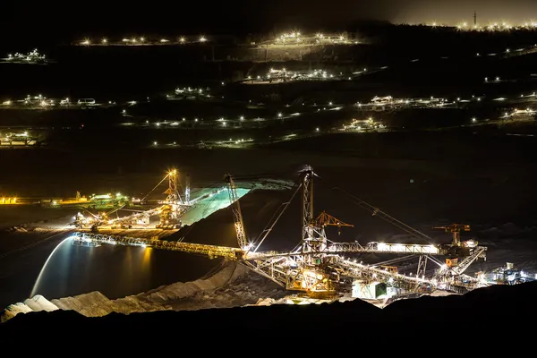 Machine dans une mine de charbon ouverte la nuit — Photo