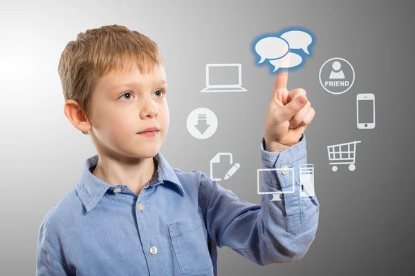 Niño accediendo a aplicaciones de entretenimiento futuristas — Foto de Stock