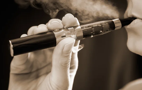 Mulher fumando com cigarro eletrônico — Fotografia de Stock