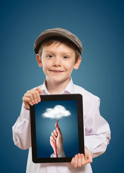 Niño usando una tableta PC —  Fotos de Stock