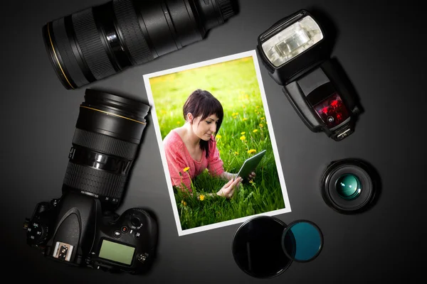 Obiettivo della fotocamera e immagine su sfondo nero — Foto Stock