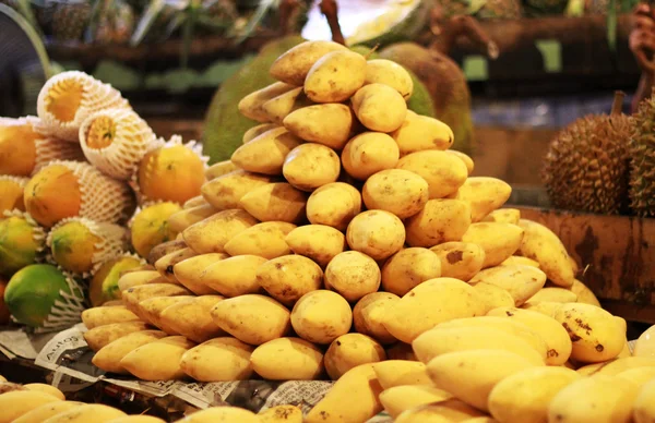 Manga de fruta exótica amarela — Fotografia de Stock