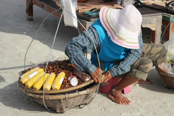 O vendedor em uma praia, PATTAYA, TAILÂNDIA - dezembro 16: Mulher tailandesa vende frutos a turistas na praia de Samet. 16 Dezembro 2012 em Pattaya . — Fotografia de Stock