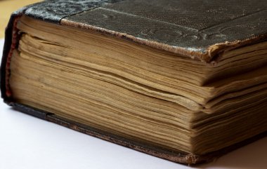 Beyaz arkaplan üzerine eski bir kitap