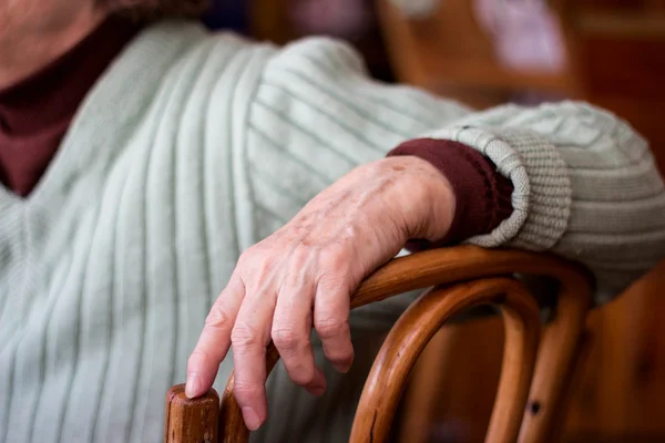 Frau sitzt auf einem Stuhl — Stockfoto