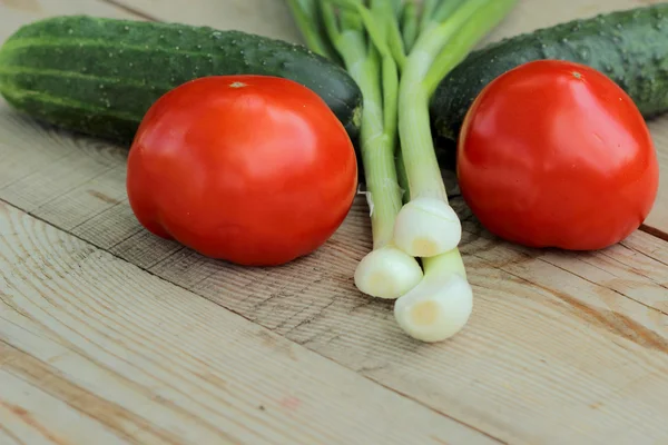 Pepinos, tomates e cebolas — Fotografia de Stock