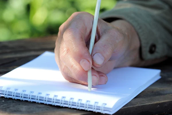 Idős nő levelet ír — Stock Fotó